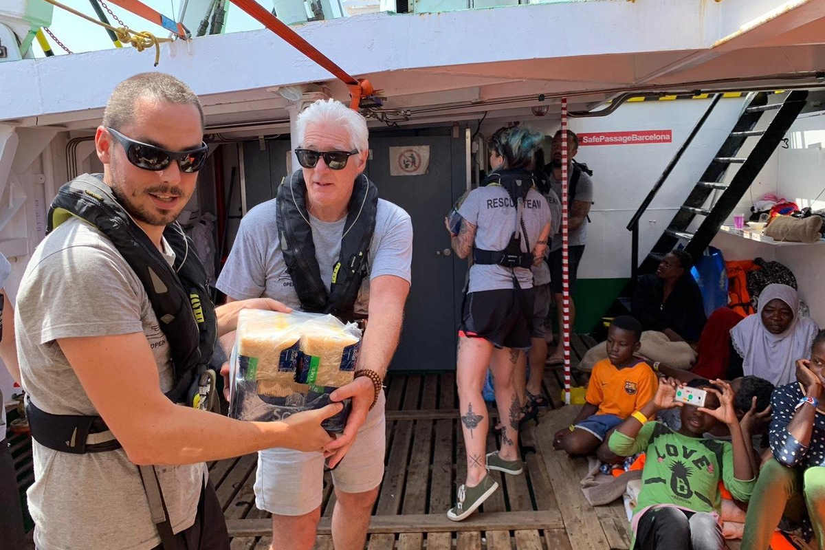 Segnali dal mondo degli umani per le 121 persone da 8 giorni a bordo della Open Arms