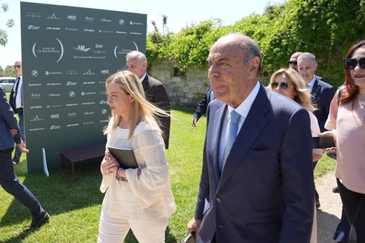 Meloni si fa intervistare da Vespa in Puglia per pubblicizzare l'albergo del conduttore di Porta a Porta