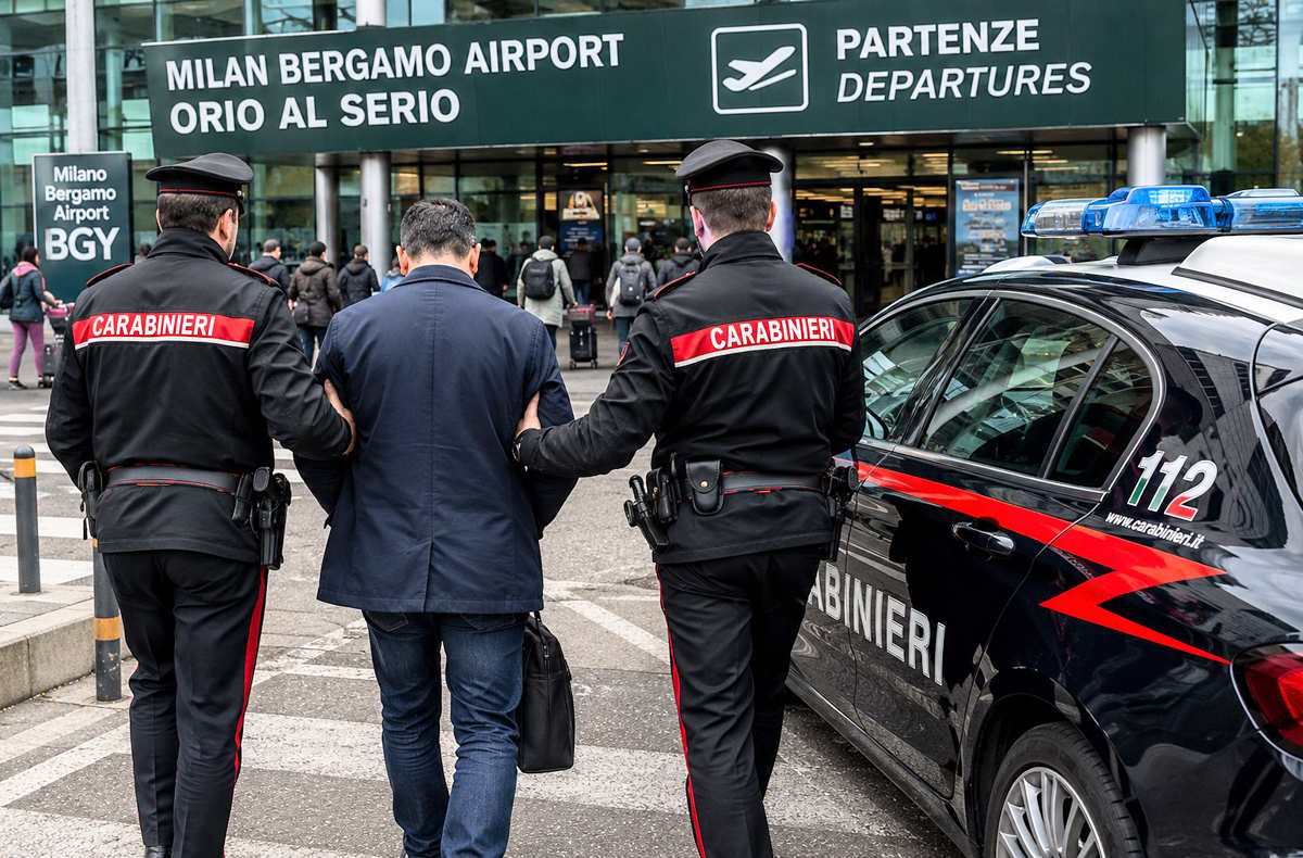 Caporalato nel cantiere del nuovo Consolato Usa di Milano: fermato un manager dell'azienda appaltatrice mentre tentava di lasciare l'Italia