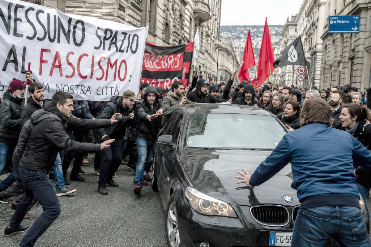 Trieste, l'auto contro il corteo antifascista e il silenzio della politica: un episodio che riapre il dibattito sul clima di odio e sulla memoria democratica