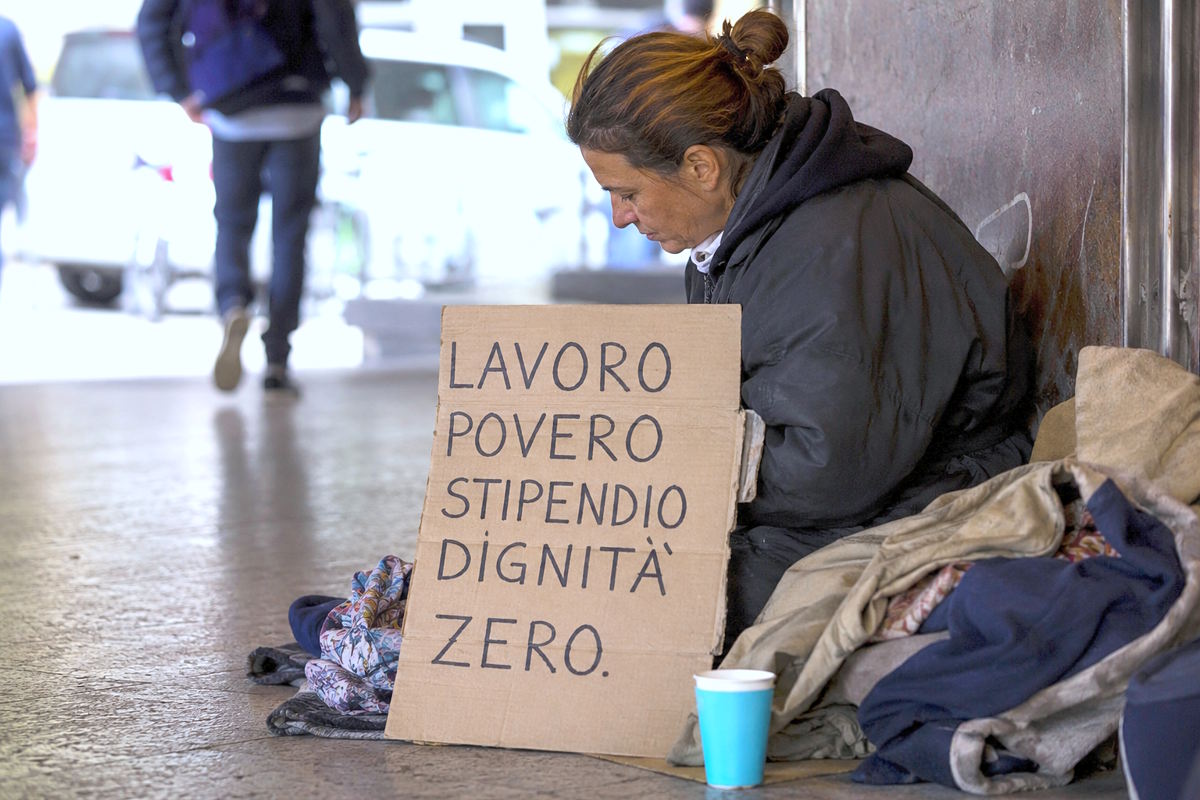 Lavoro povero, l'Italia delle buste paga da fame: quasi un dipendente su due sotto la soglia di povertà. Il fallimento delle politiche del governo