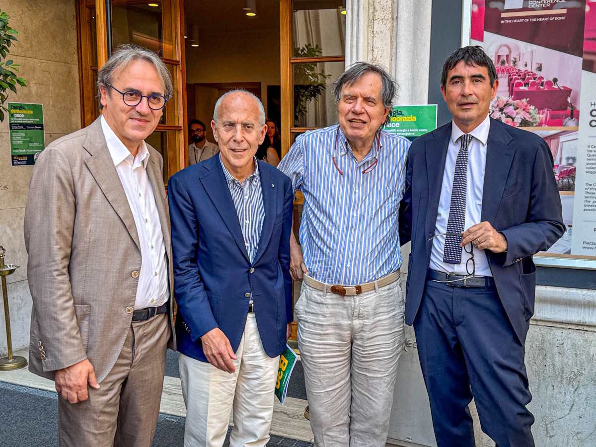 Parisi e Starace sfidano il Governo sul nucleare: «Il futuro è nelle rinnovabili». Scienza e industria unite al convegno di AVS