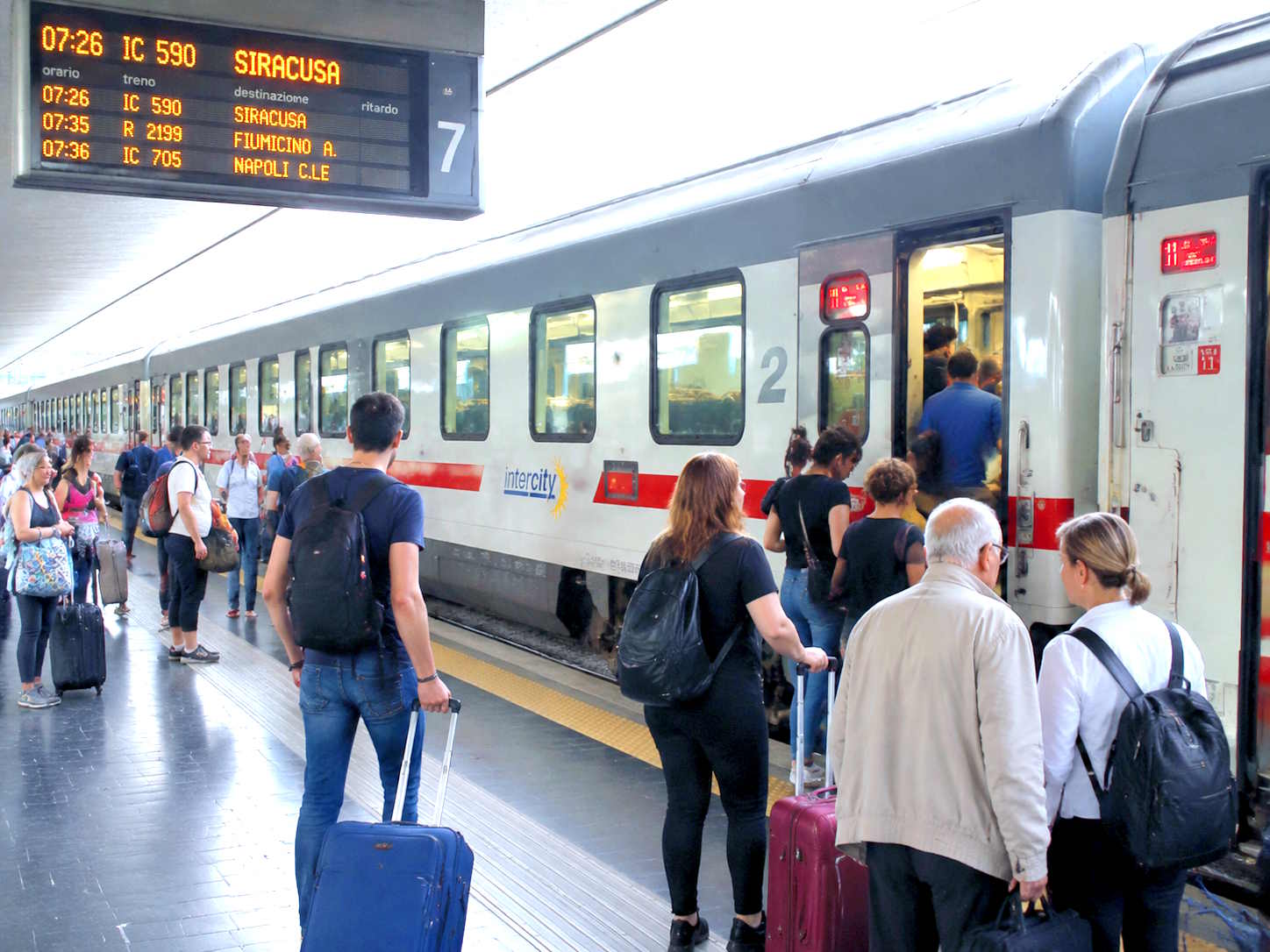 Disagi e confusione sull’Intercity partito da Roma per la Sicilia: passeggeri disorientati tra carrozze e posti sbagliati