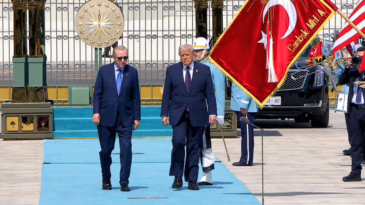 Vertice NATO ad Ankara, Trump torna all'attacco degli alleati: maxi accordi sulle armi, tensioni su Groenlandia e Iran